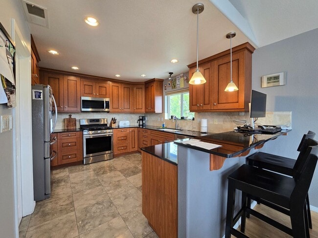 Building Photo - Beautiful Quemazon Home (5085 Alegria)