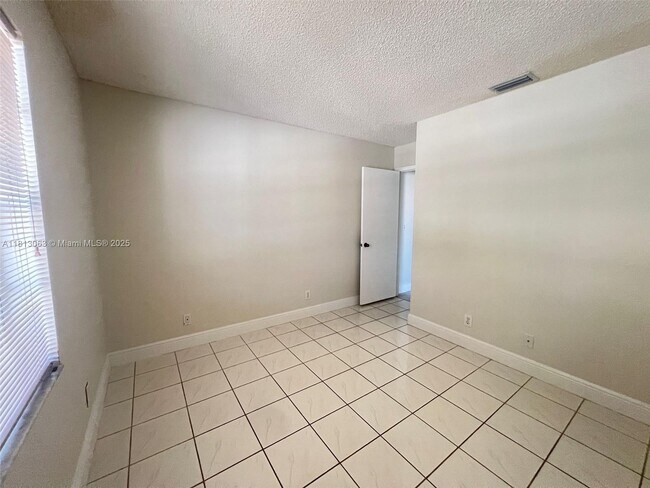 Building Photo - 435 Somerset Way