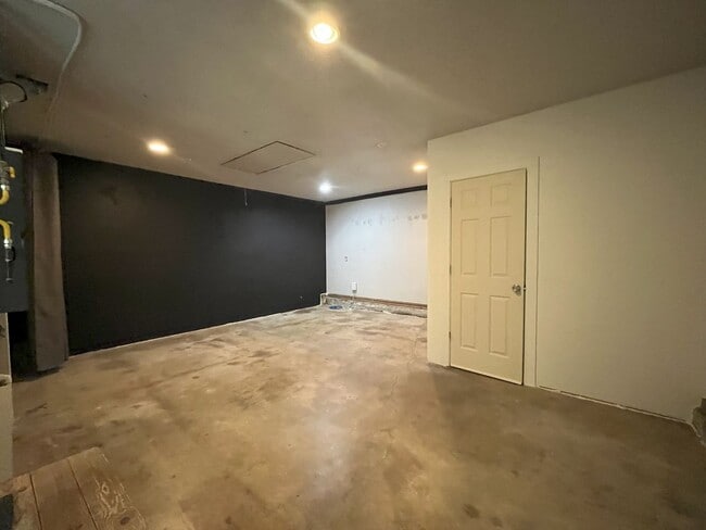 Building Photo - Spacious Yet Cozy 3BR/2BA Home with Garage...