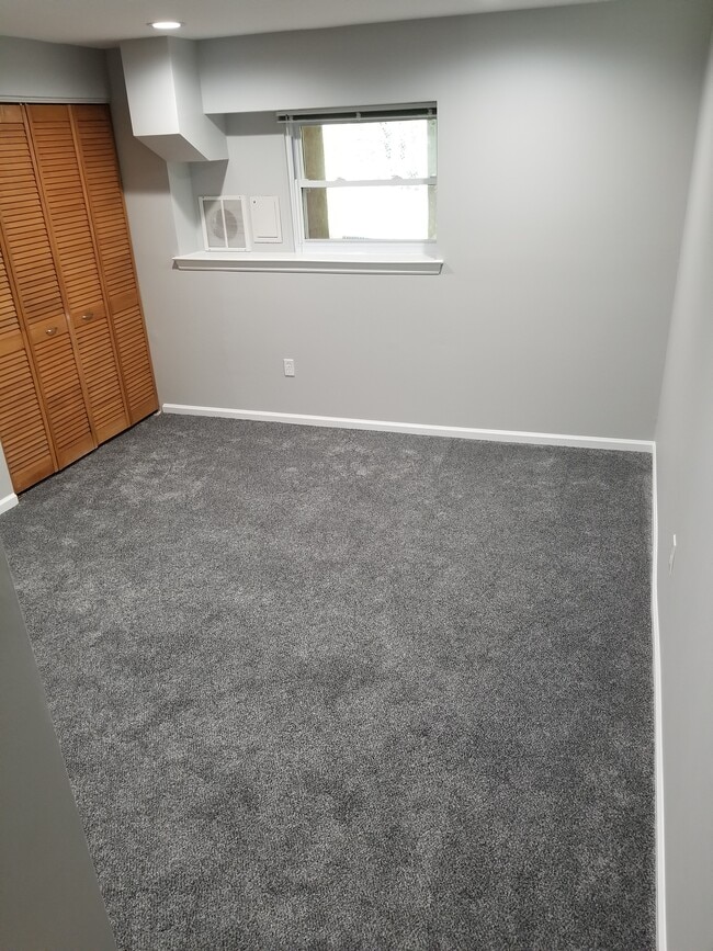 Building Photo - 445 W 6th Ave