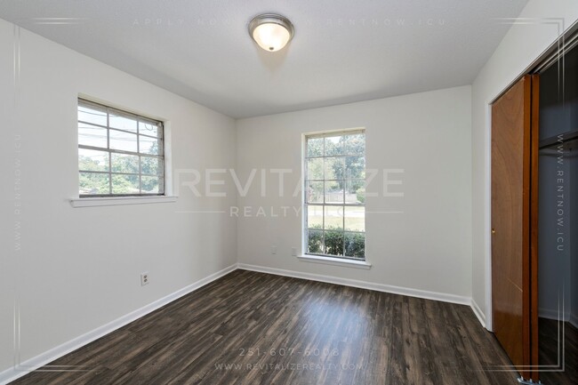 Building Photo - Brick 3BD 2BA with Large Private Yard!