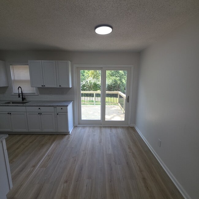 Building Photo - Spacious 3 bedrooms and 2 baths ranch home located on SE Browning St in Lee's Summit, MO