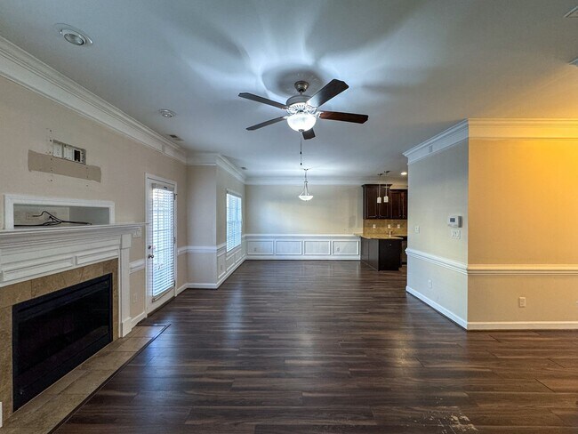 Building Photo - Lovely 3 Bed 2.5 Bath Home with Community Amenities