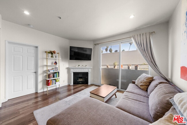 Building Photo - 620 S Gramercy Pl