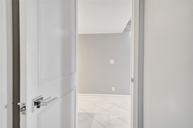 Building Photo - 1150 Hillsboro Mile