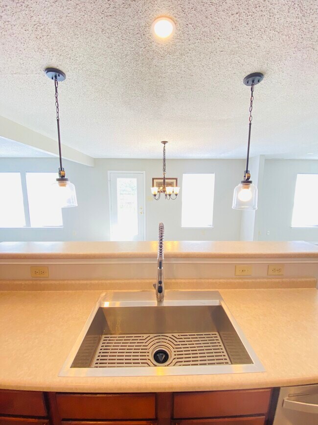 Building Photo - 5843 Amber Ln