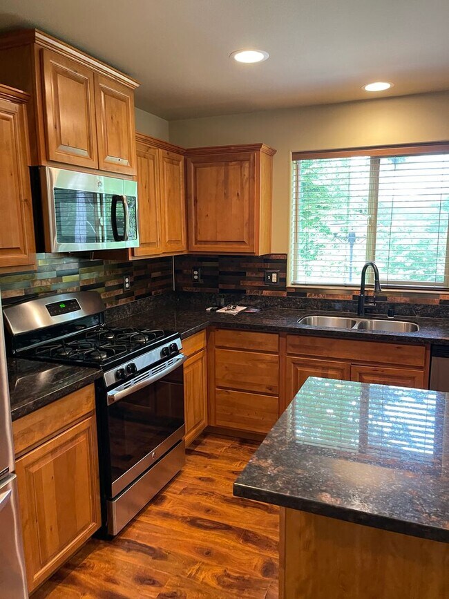 Building Photo - Beautiful 4 Bedroom in a small and exclusive neighborhood