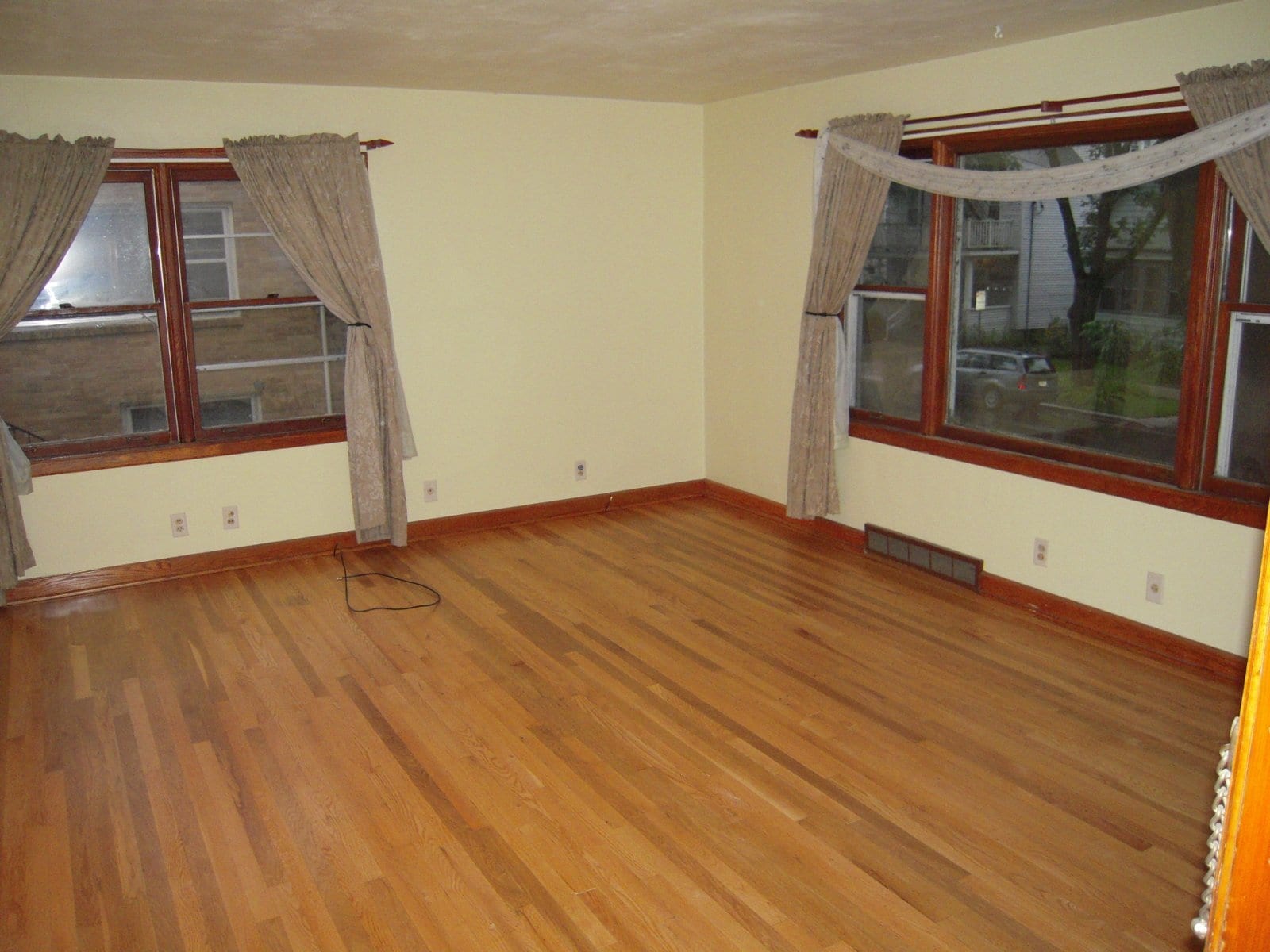 living room - 1139 E GORHAM ST APT 2