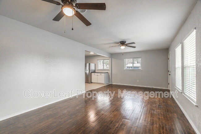 Building Photo - 1002 Sumner Dr