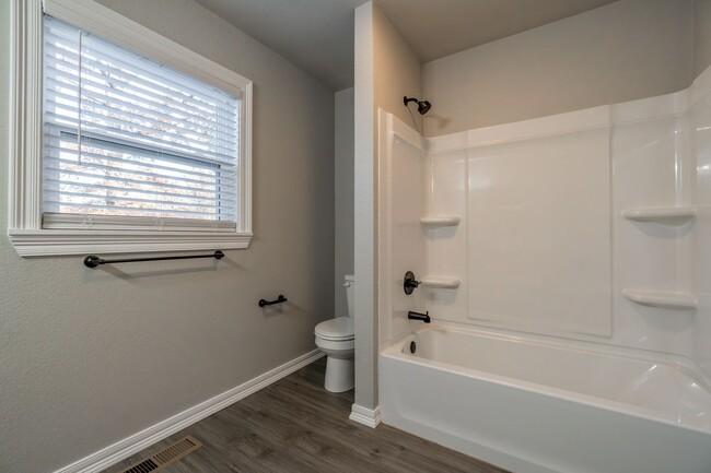 Building Photo - Beautiful Newly Remodeled 3 Bed / 2 Bath H...