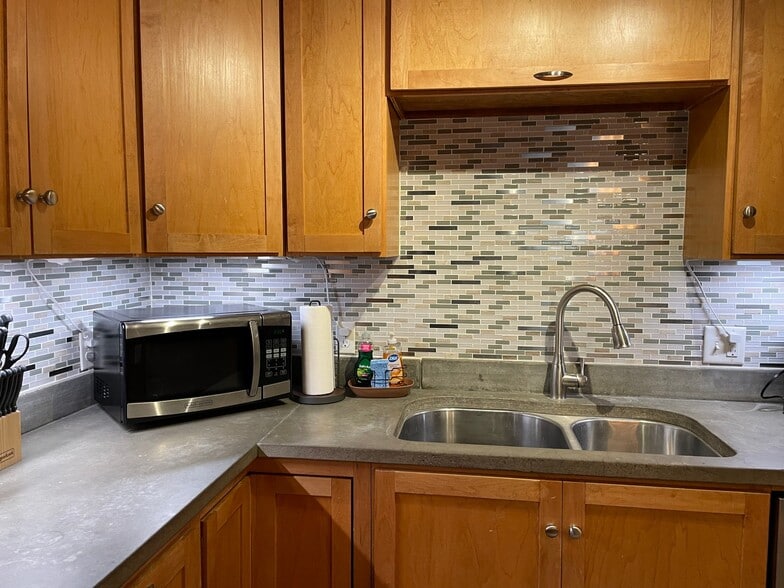 Building Photo - 418 W Callender St