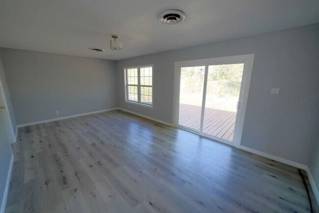 Building Photo - 323 Stockton Dr