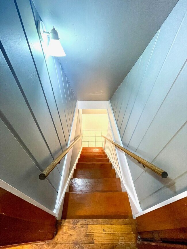 Building Photo - Very Unique 5 Bedroom Home on Large Lot