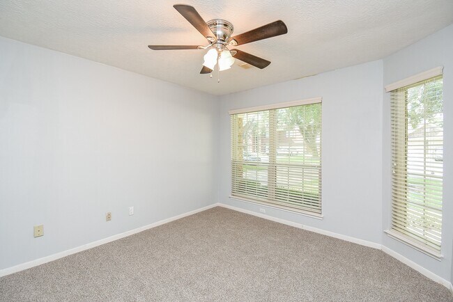 Building Photo - 807 Hyacinth Pl