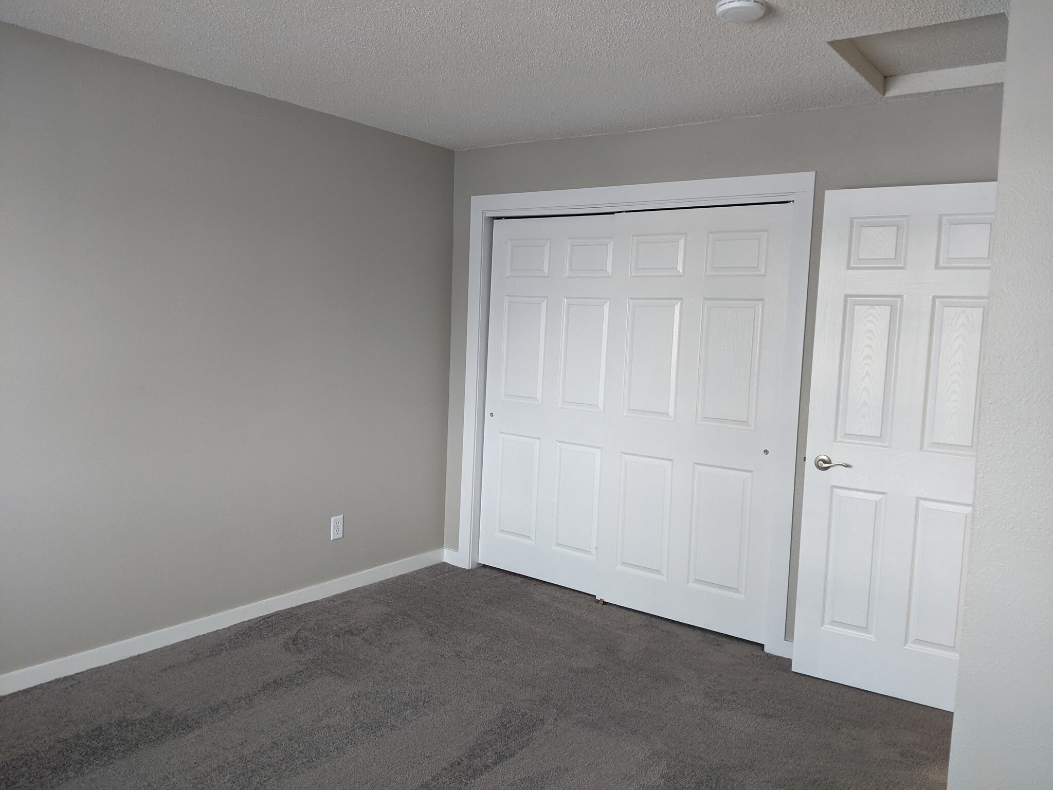 Lower level bedroom - 3552 Independence Ave N