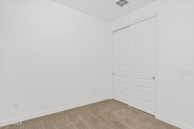 Building Photo - 2204 E Kelly Dr