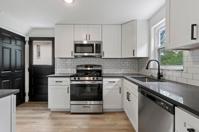 Building Photo - READY FOR MOVE IN! Fully RENOVATED 2-bedroom in Carrick!