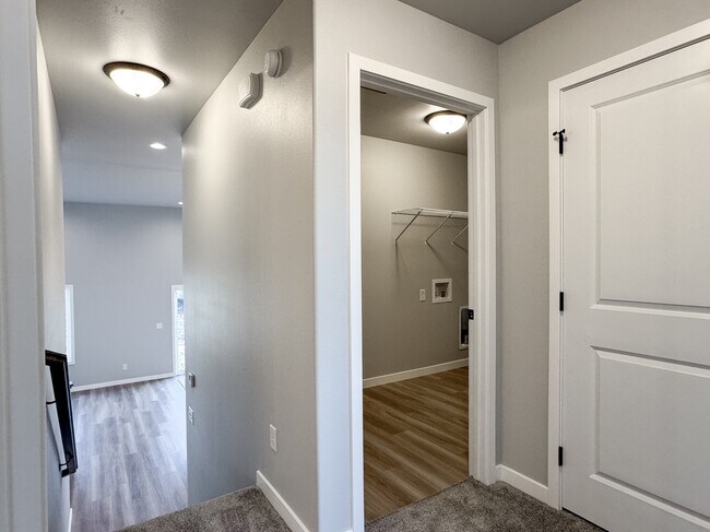 Building Photo - 1105 Jill Dr W
