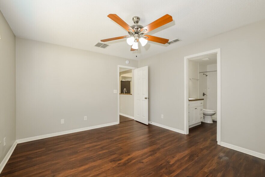 Building Photo - 12148 Woodglen Cir