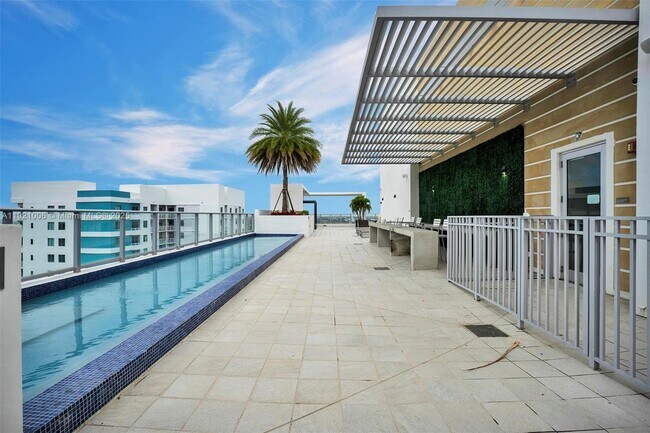 Building Photo - 1010 SW 2nd Ave