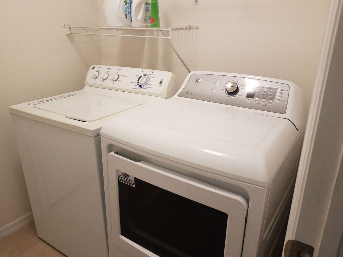 Building Photo - Coming Soon: Charming and Cozy 3 bedroom / 2 bathroom Home with 2 Car Garage, Lake View in Gated ...