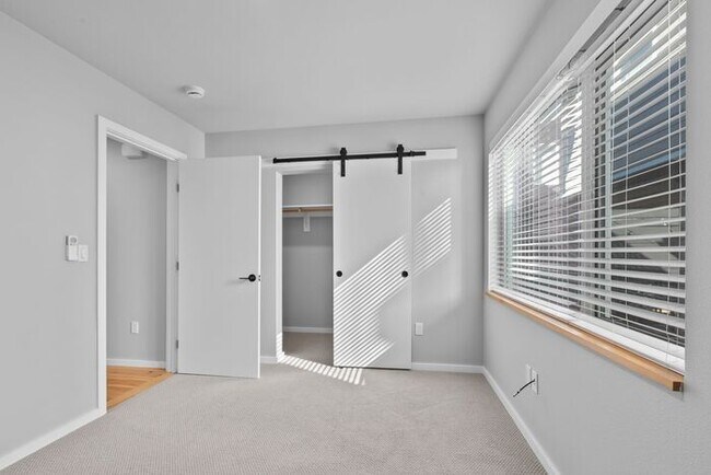 Building Photo - Stunning Othello Park Designer Townhome with Air Conditioning