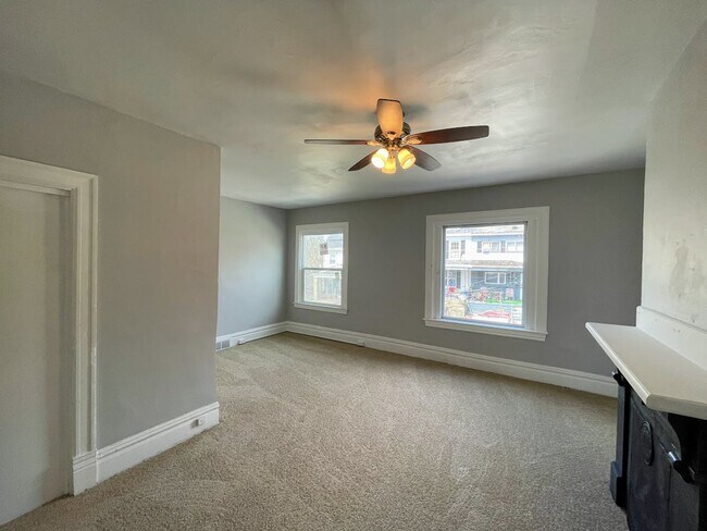 Building Photo - 4 bed 3 bath - Brighton Heights - HUGE house, large rooms, spacious kitchen