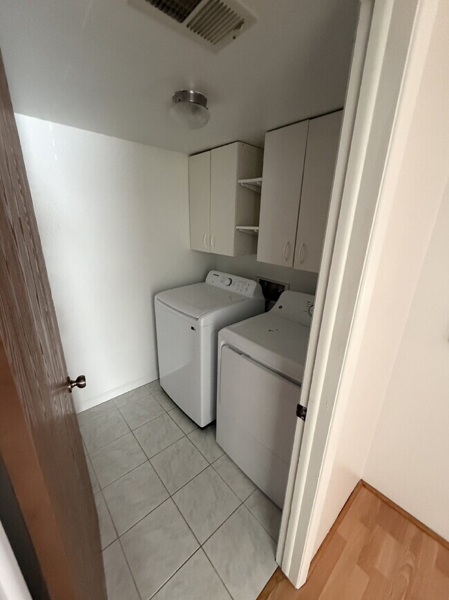 Building Photo - "Charming 1-Bedroom Condo Retreat with Fireplace and Washer and Dryer in Aurora's Apple Tree East...
