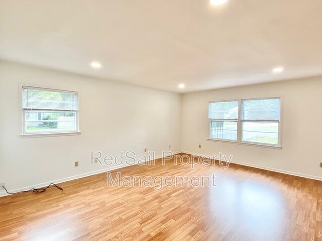 Building Photo - 701 Essex Park Dr