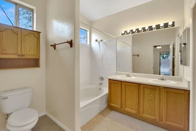 Building Photo - Sunlit Serenity in Rita Ranch – Vaulted Ce...