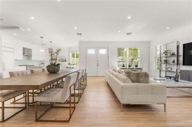 Building Photo - 55 SE Seminole St