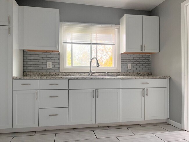 Building Photo - 1025 West Ave