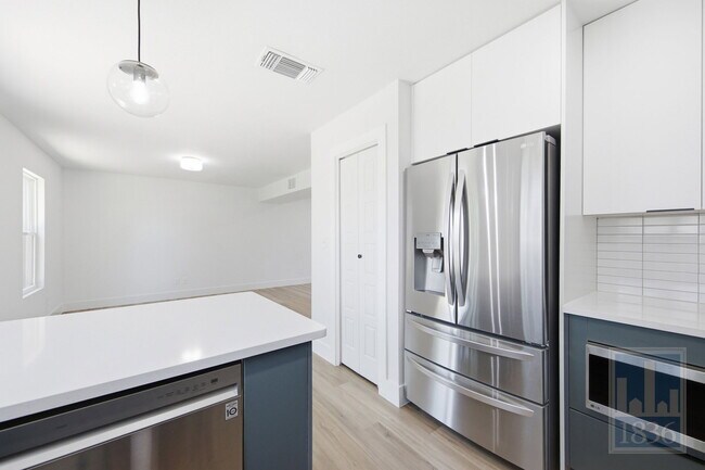 Building Photo - 3610 Alexandria Dr