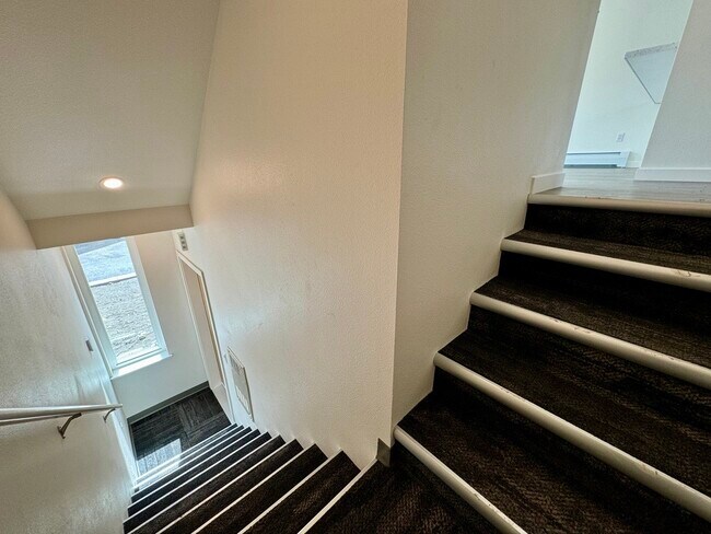 Building Photo - 1285 Chugach Way