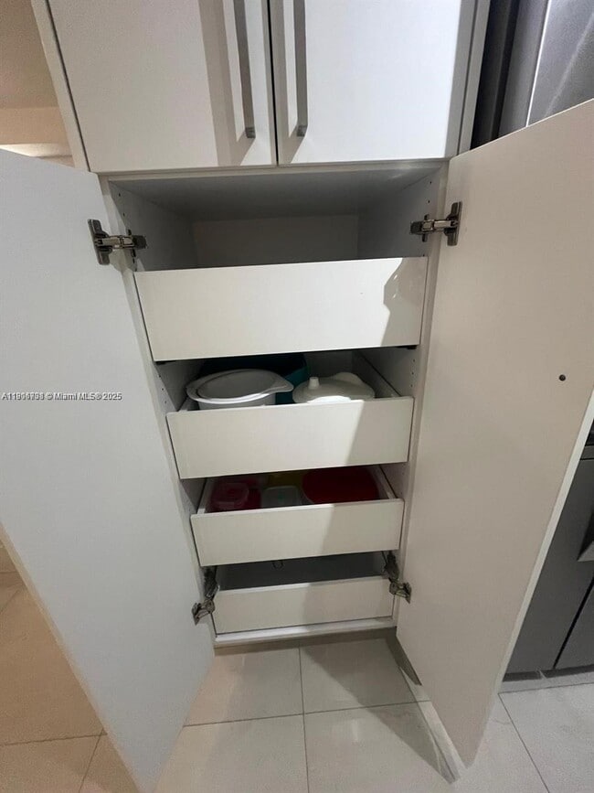 Building Photo - 1700 NW N River Dr