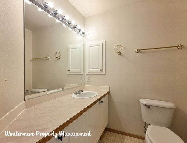 Building Photo - Bright and Spacious, Conveniently located ...