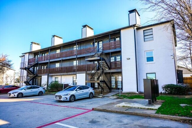 Building Photo - B2 | Lease Today and Receive 6 Weeks Free. *Restrictions apply.