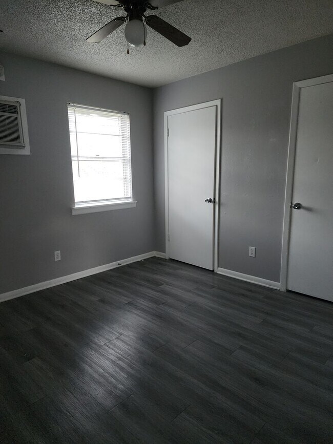 Building Photo - 403 Robertson Ave