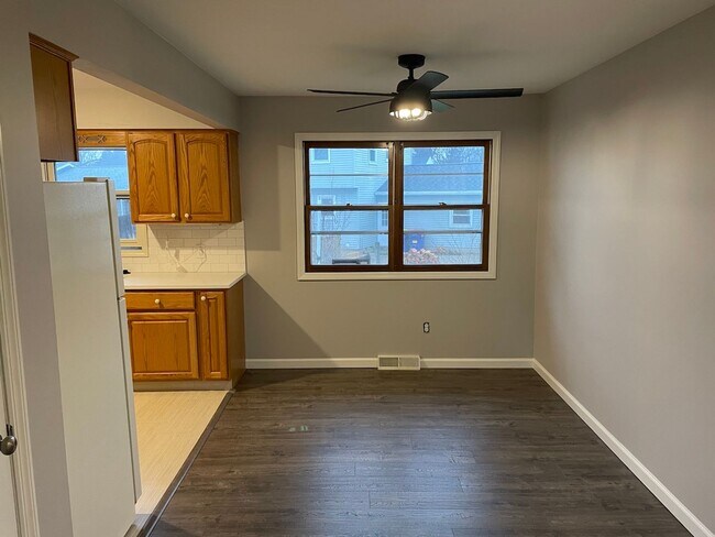 Building Photo - 3 Bed 1.5 Bath home **Available May***