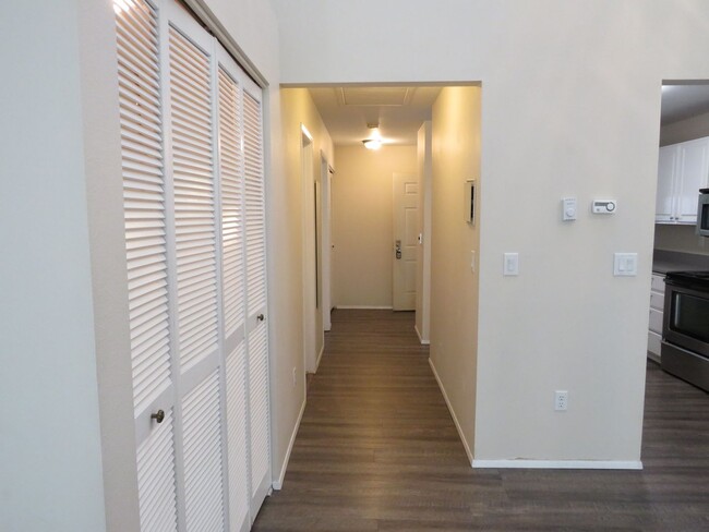 Building Photo - South Rose Hill Spacious updated Condo w/V...