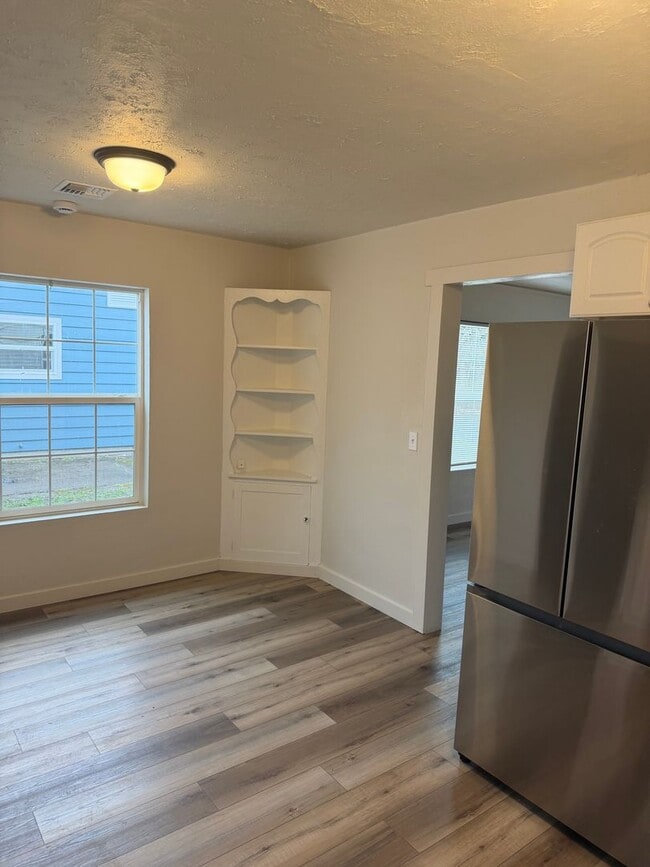 Building Photo - 260 E Sherman St