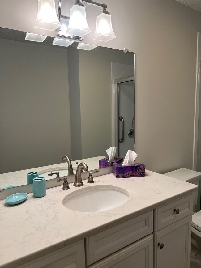 Building Photo - 2 bedroom/2.5 bath Condo Kingsport, TN