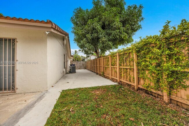 Building Photo - 9400 SW 120th Ave