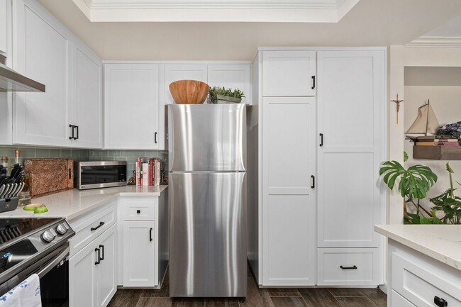 Building Photo - Stunning Spacious 2 Bed 2.5 Bath Condo in ...