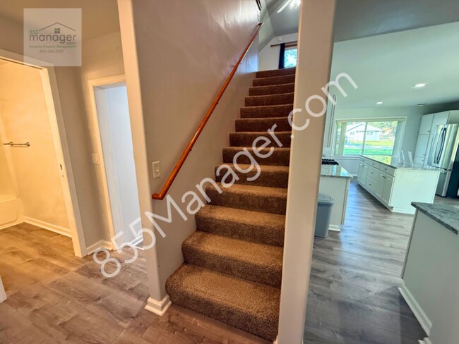 Building Photo - Updated 4-Bedroom with Primary Suite & Fen...
