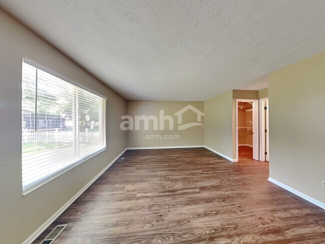 Building Photo - 545 Foxglove Ct