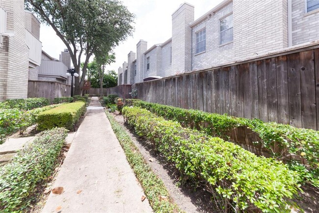 Building Photo - 3780 Tanglewilde St