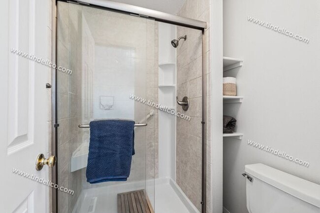 Building Photo - Elegant One-Level Lake Oswego Home with Vaulted Great Room & Garden Patio