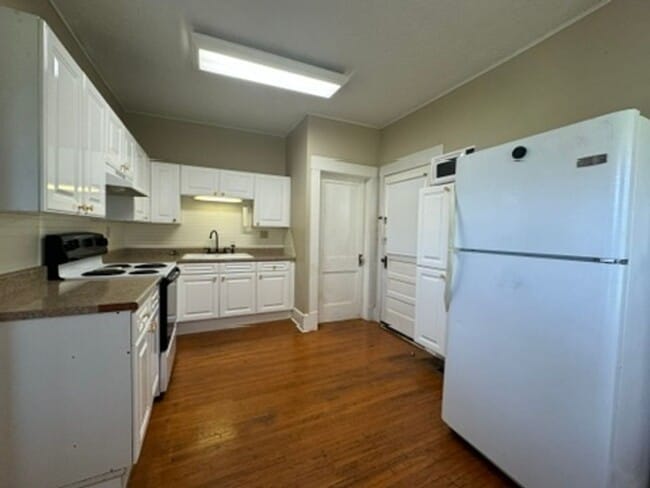 Building Photo - Charming 2 Bedroom Home Available - Unfini...