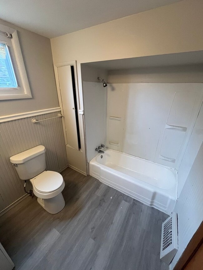Building Photo - Section 8 Accepted! Spacious Newly Renovat...